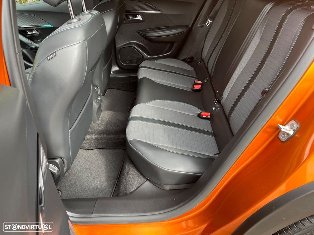 Peugeot 2008 1.2 PureTech Allure EAT8 - 28