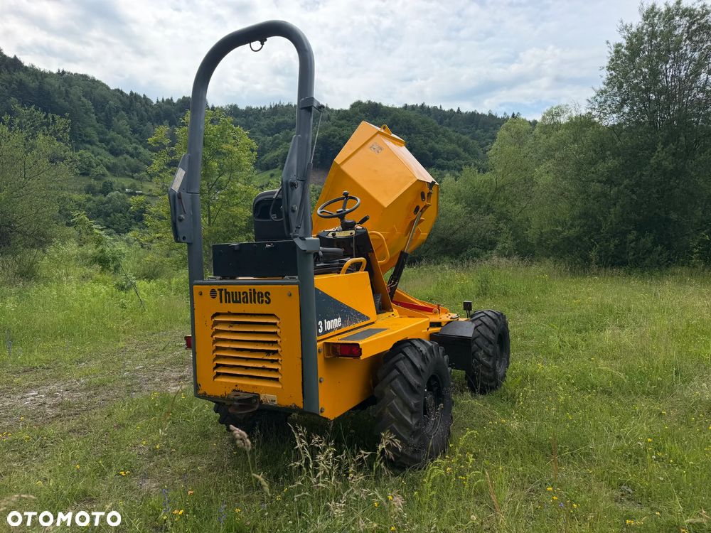 Thwaites MACH 573. Wozidło Budowlane-Rolnicze. Wózek z Obrotową Kolebą. 3 tony ładowność. 4x4. Silnik 3 cylindry. Yanmar 36 KM. 1999 mtg. 2016 rok. Jazda 3 prędkości. Maszyna jak Nowa z Norweskiego Gospodarstwa! Ani deka luzów i wycieków! Pełny Oryginał. Hamulce brzytwa. Serwisy w DEKRA. Maszyna Woziła lekkie ładunki. Praktycznie zerowe zużycie. Wielka Okazja. Wszystko w pełnym Oryginale. Opony Oryginał w super stanie Oświetlenie Fabryczne! - 4
