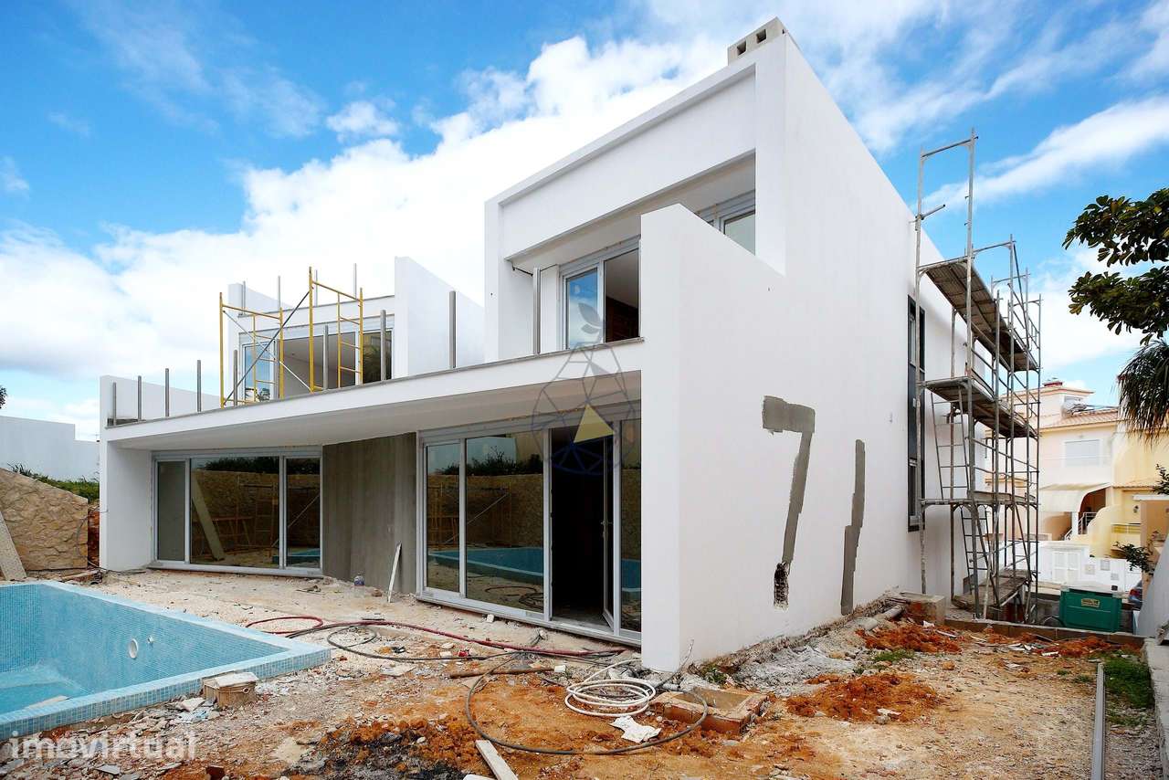 Moradia contemporânea de 3 Pisos nova com piscina e garagem em Lagos - Grande imagem: 3/37
