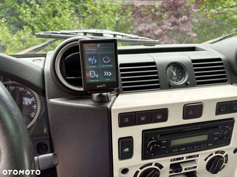 Land Rover Defender 110 SE - 29