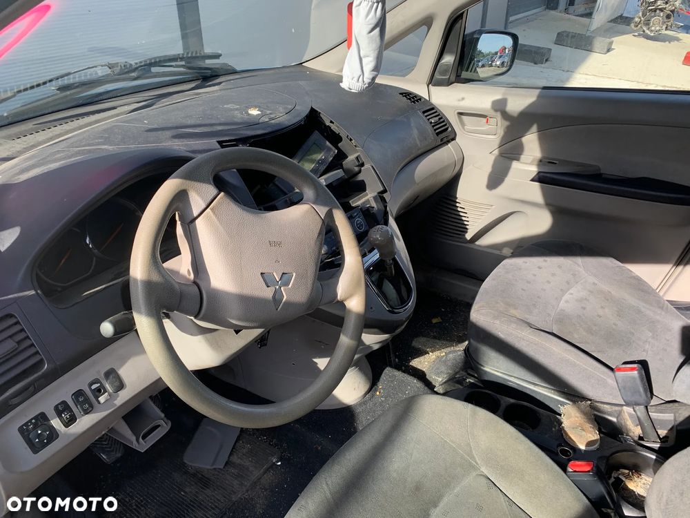 MITSUBISHI GRANDIS 2005 *SAMOCHÓD NA CZĘŚCI*  MASKA, LAMPA, DRZWI, LUSTERKO, ZDERZAK, GRILL, BŁOTNIK, KLAPA, BELKA, DESKA, FOTELE, KANAPA, ĆWIARTKA, KIEROWNICA, TARCZE, ZACISKI, ZAWIESZENIE, KOMPLETNY PRZÓD, KOMPLETNY TYŁ, LICZNIK, ZEGARY, PRAWE LEWE PRZÓD TYŁ - 5