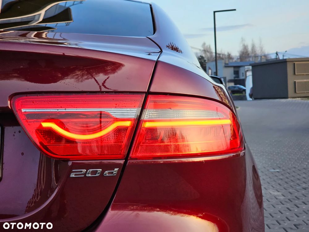 Jaguar XE 2.0 D Prestige - 26