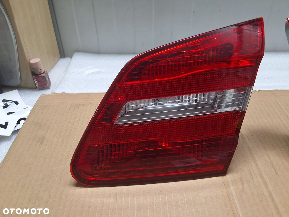 MERCEDES B-KLASA W246 LAMPY TYLNEJ KLAPY BAGAŻNIKA LEWA PRAWA  A2468200864 A2468200764 - 2