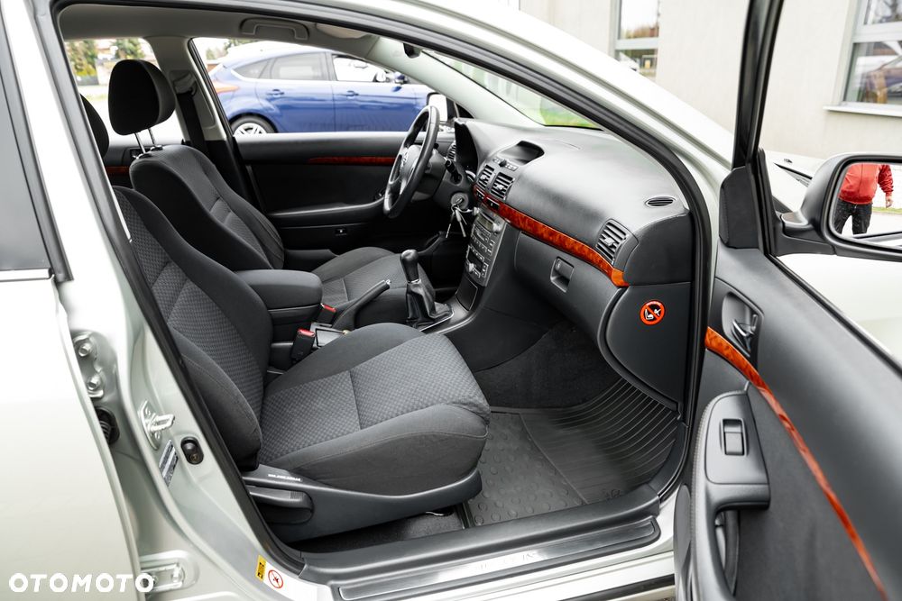 Toyota Avensis 1.8 VVT-i Executive - 23