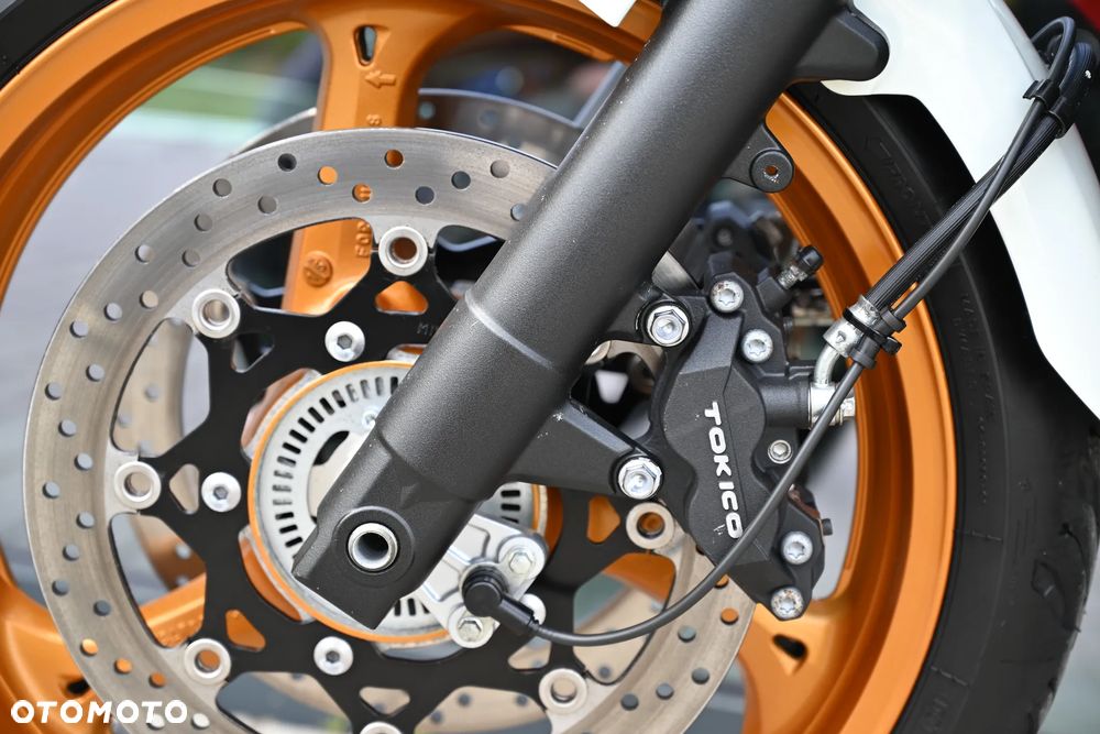 Suzuki GSR - 27