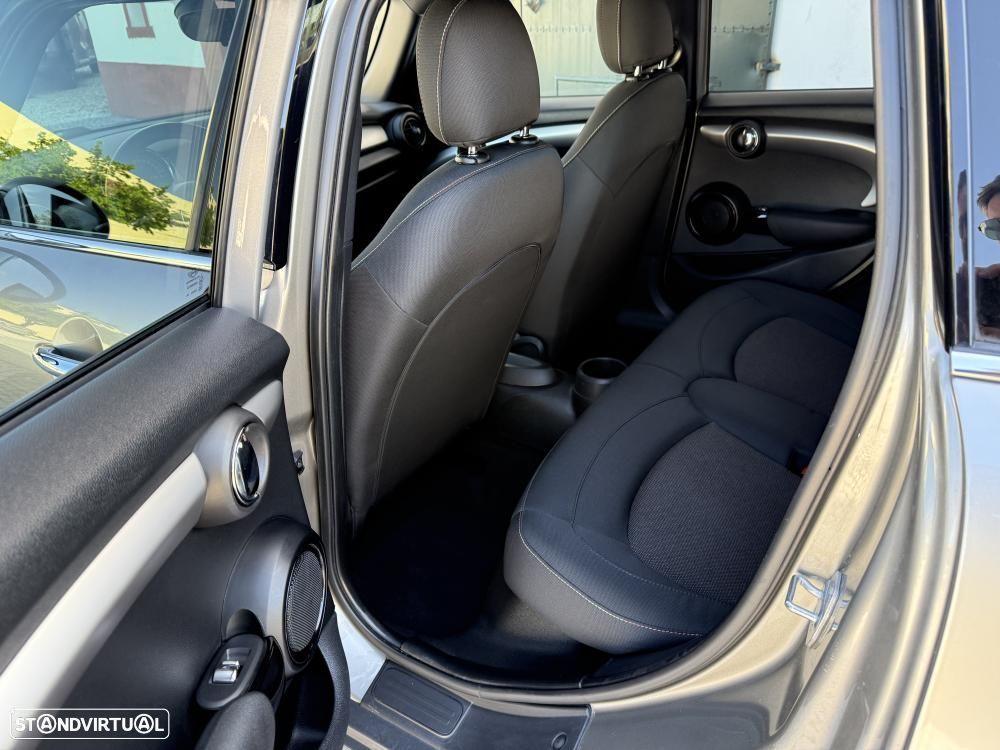 MINI 5 Portas Cooper D Auto - 18