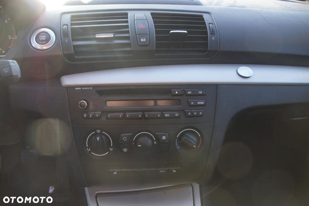 Auto na części - BMW E87 116D Lift 2.0 D 116 KM N47D20 GS6-17DG A52 2010R Silnik Skrzynia Drzwi Błotnik Zderzak Klapa Lampa Klamka Szyba Lusterko Deska Kokpit Sterownik Moduł Czujnik Licznik Panel Kierownica - 12