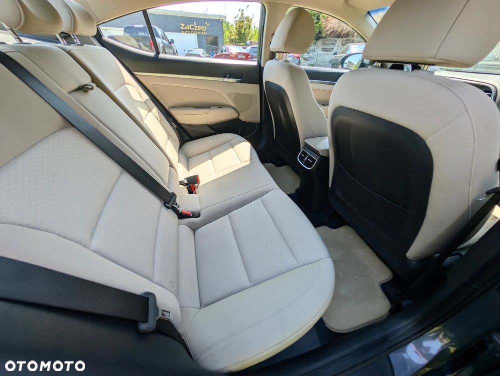 Hyundai Elantra 1.6 Comfort - 8