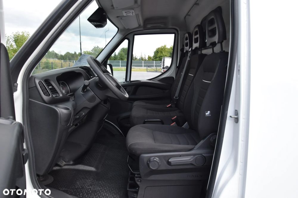Iveco DAILY MAXI 35S16 / 2.3 - 160 KM / AUTOMAT HI-MATIC / NOWY MODEL / 3 OSOBY / DOSTAWCZE / BLASZAK / KLIMA / 2023 / SERWISOWANY / SPROWADZONY Z NIEMIEC - 25