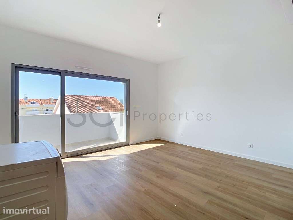Apartamento T2+1 duplex, com varandas, na Quinta do Conde - Grande imagem: 5/43