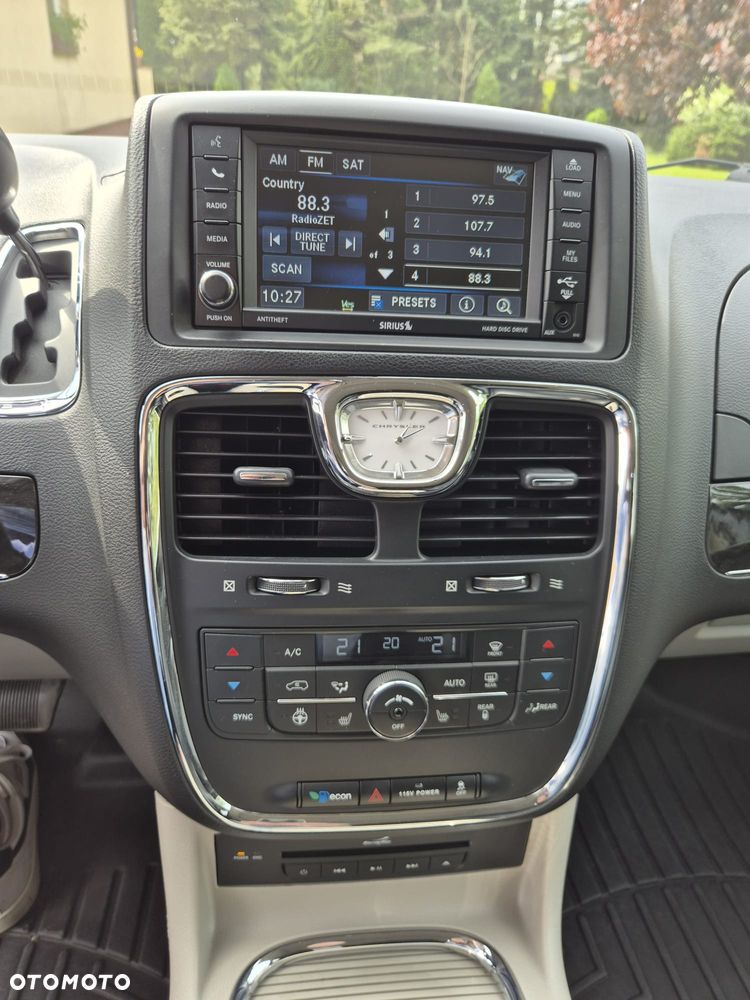 Chrysler Town & Country - 17