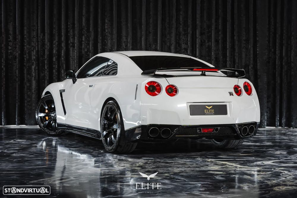 Nissan GT-R Premium Edition - 12