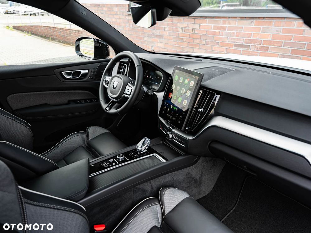 Volvo XC 60 B5 B AWD Plus Dark - 24