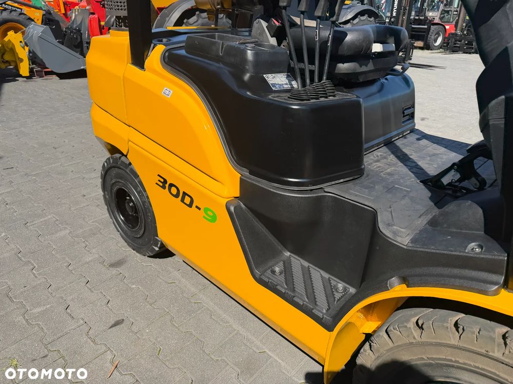 Hyundai 30D-9 - 13