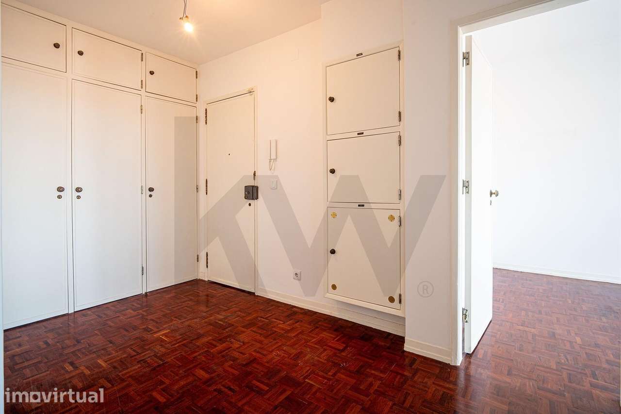 Luz, Conforto e Centralidade: T2 Remodelado no Coração da Damaia - Grande imagem: 3/23