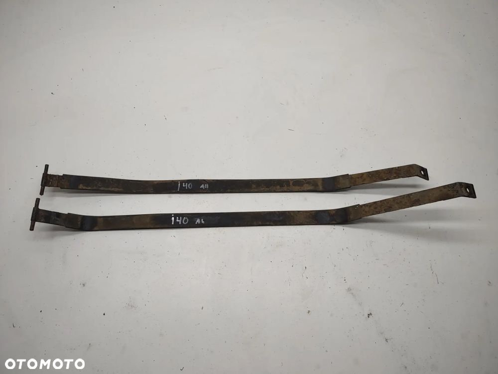 OBEJMA OPASKA MOCOWANIE ZBIORNIKA PALIWA HYUNDAI I40 1.7CRDI 2011-2019r. ORYGINAŁ KOMPLET - 1