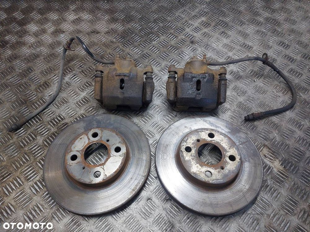 TARCZE HAMULCOWE PRZÓD + KLOCKI + ZACISKI TOYOTA YARIS I 1.4 D4D - 1