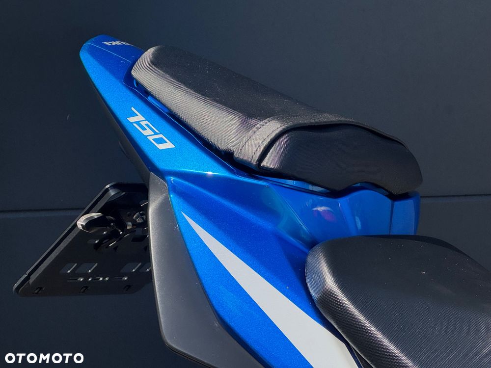 Suzuki GSR - 9