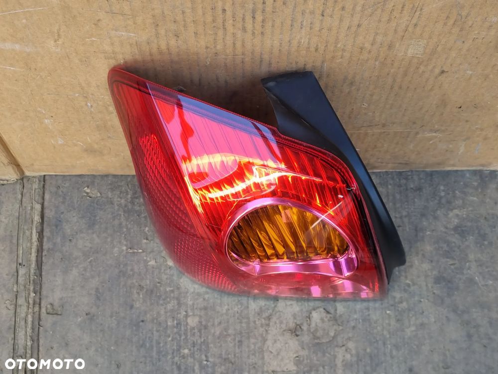 TOYOTA AVENSIS T25 SEDAN LAMPA LEWY TYŁ TYLNA - 2