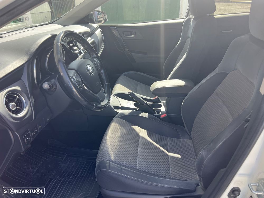 Toyota Auris Touring Sports 1.8 HSD Comfort +P.Techno+P.Sport - 10