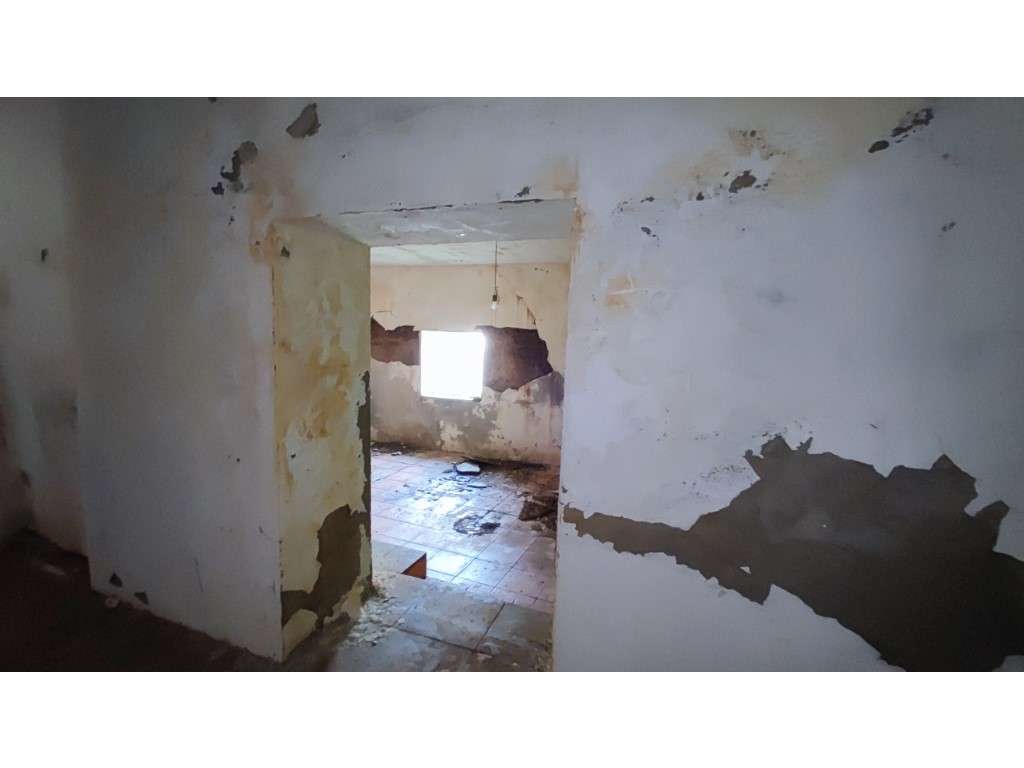 Moradia T2 com 2 pisos para renovar com projeto aprovado - Grande imagem: 4/24