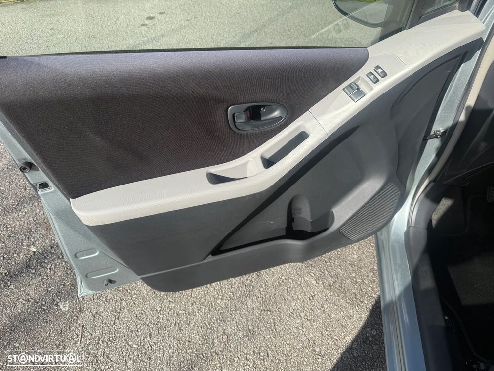 Toyota Yaris 1.0 VVT-i - 10