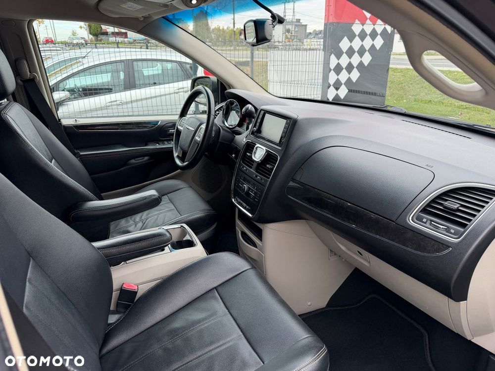 Chrysler Town & Country - 27