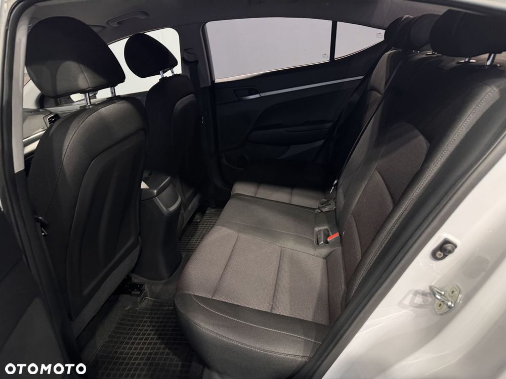 Hyundai Elantra - 12