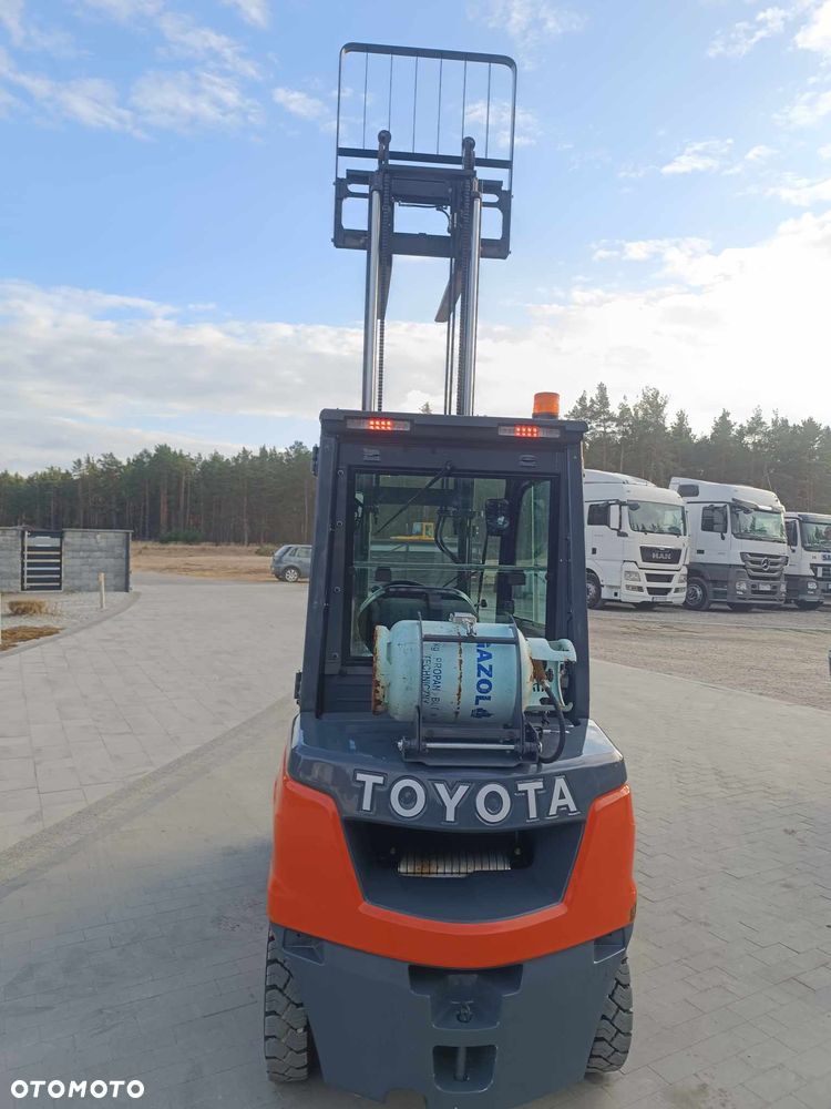 Toyota 8FG25 Kabina 2023 rok benzyna/gaz opony superelastyczne jak NOWY - 6