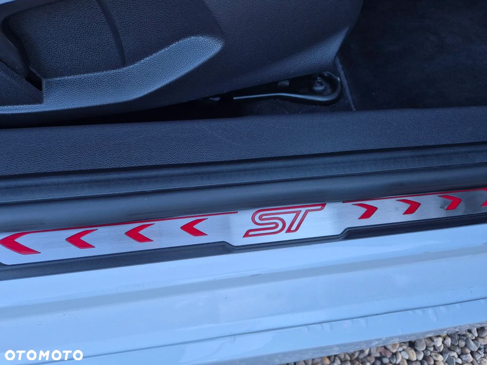 Ford Fiesta 1.6 EcoBoost mit Leder-Sport-Paket ST - 24