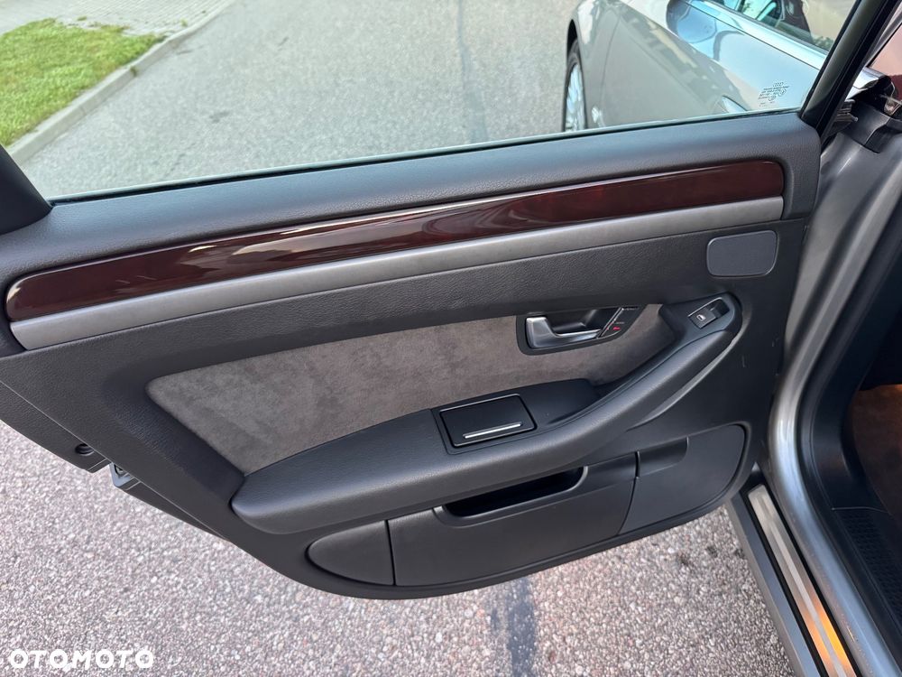 Audi A8 4.2 Quattro - 12