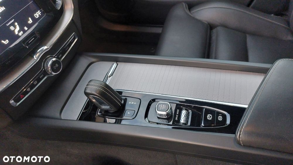 Volvo XC 60 B5 D AWD R-Design - 4