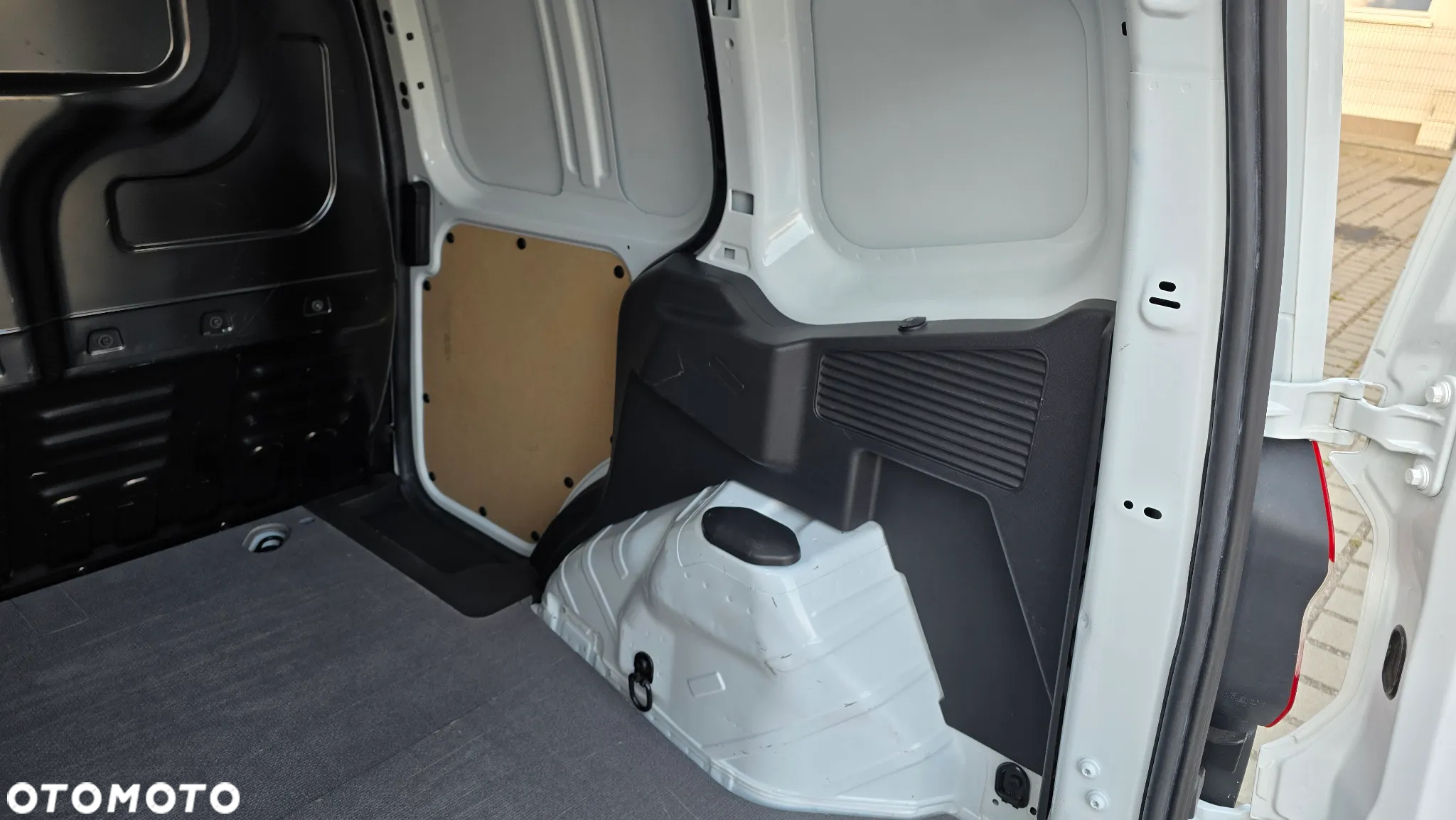 Ford Transit Courier - 23
