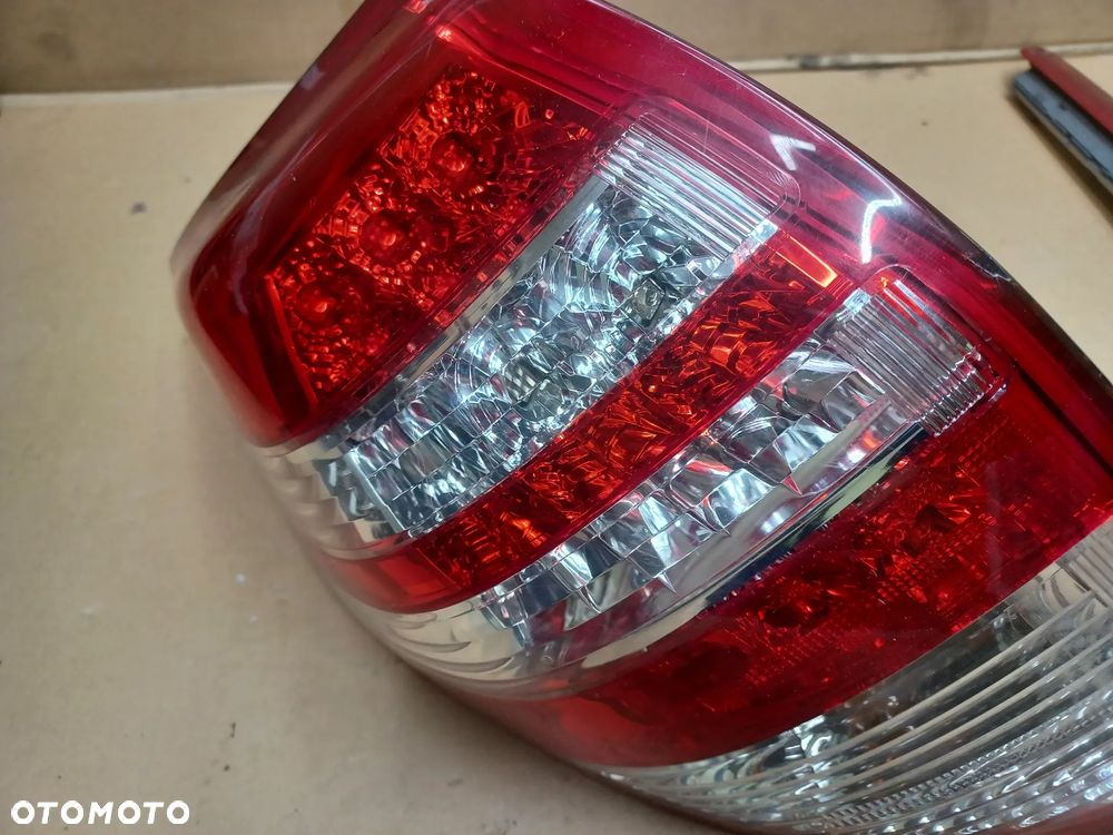 LAMPA TYLNA LEWA TOYOTA RAV4 III LIFT - 4