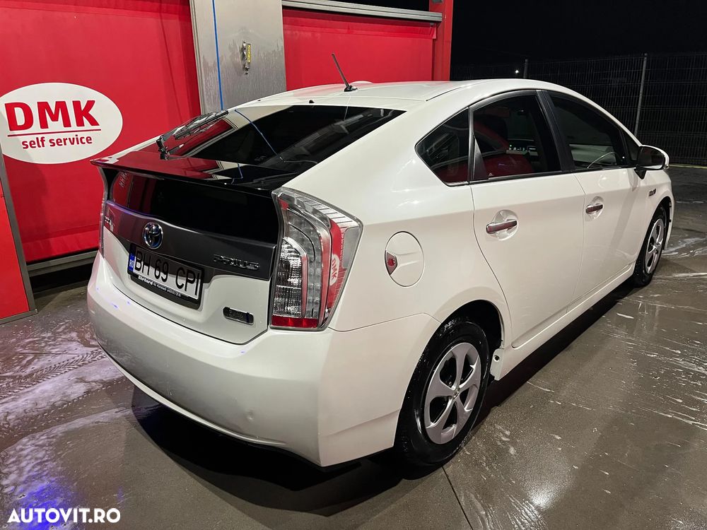 Toyota Prius Plug-in (Hybrid) Life - 2