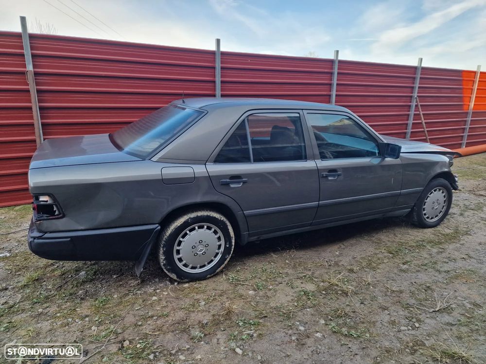 Mercedes-Benz 200 D - 2