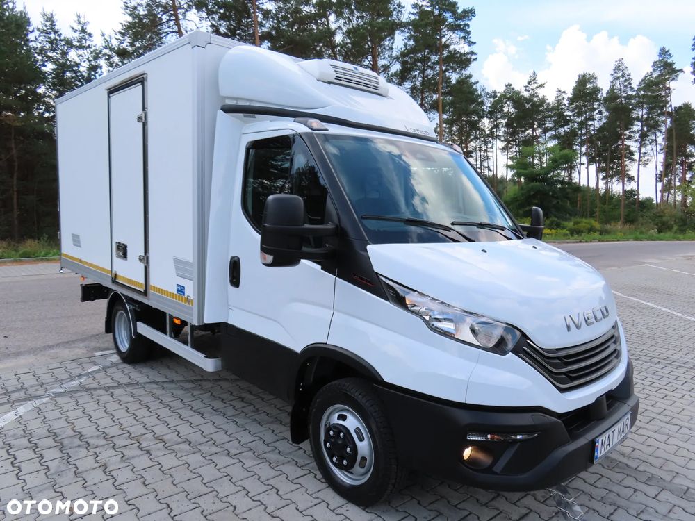 Iveco DAILY 35C16 3.0 HPI Chłodnia 7 E.Palet 3710 mm Dł. WZMACNIANY Agregat Thermo King 0*C Boczne Drzwi Zabudowy DMC 3500 DUŻA Ładowność 1160 Kg Nowe OPONY + Serwis W ASO IVECO Virtual Cockpit Carplay / Android Auto Stan Jak Nowy GWARANCJA Gotowy I Dostępny Polecam - 9
