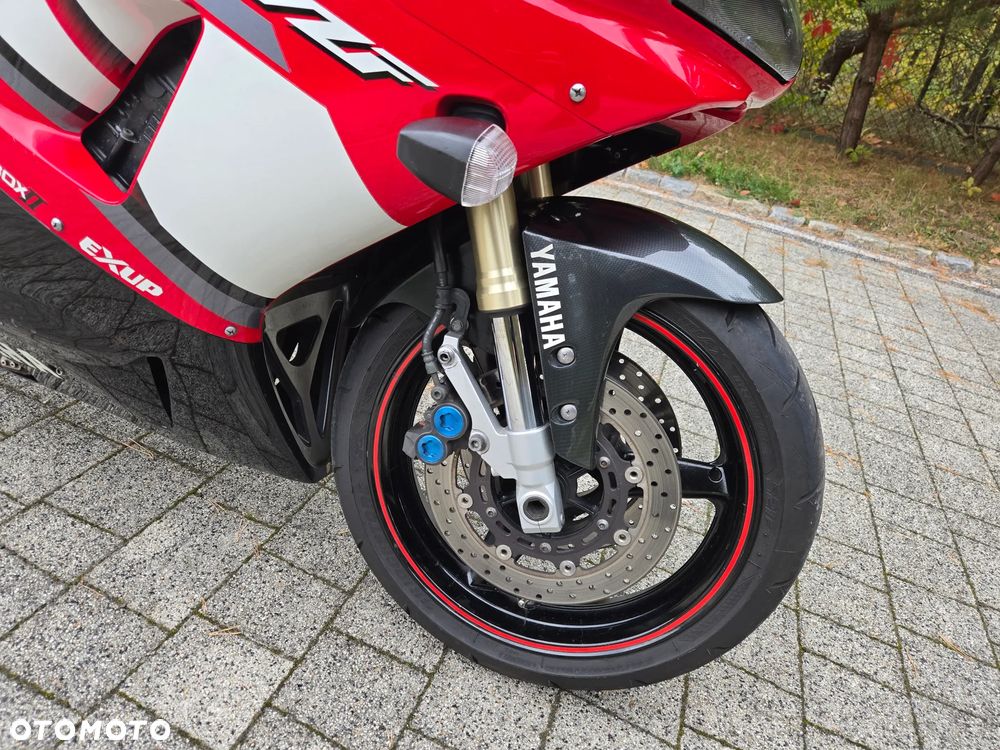 Yamaha R1 - 30