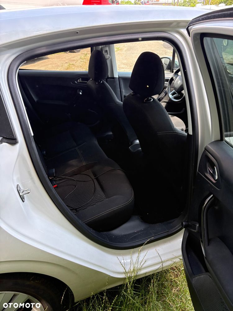 Peugeot 208 - 8