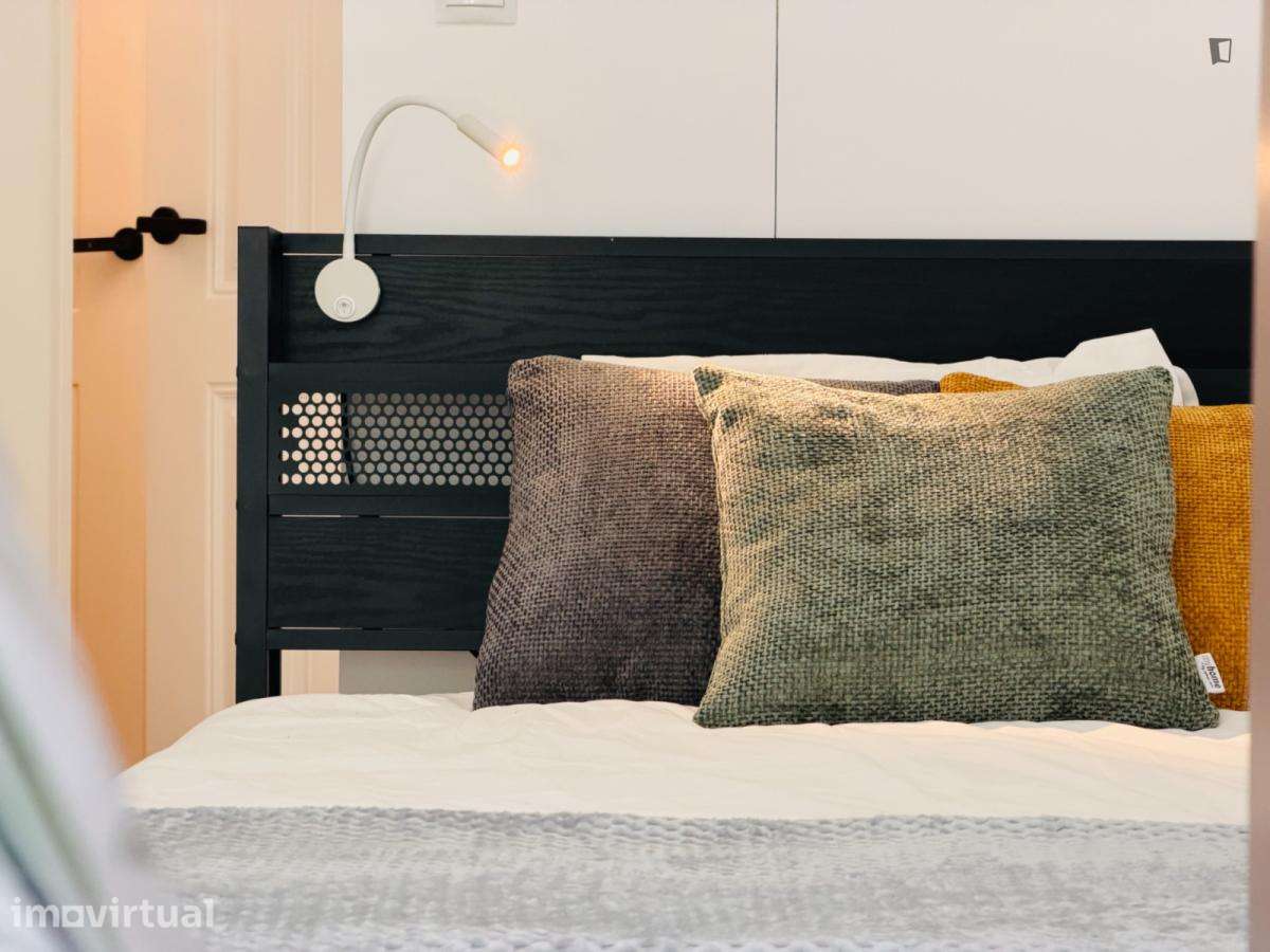 Quarto - localizado em Intendente Lisbon - Grande imagem: 5/16