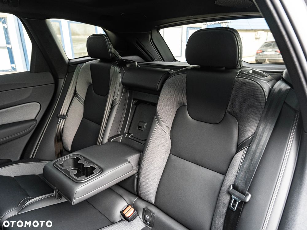 Volvo XC 60 B5 B AWD Plus Dark - 27