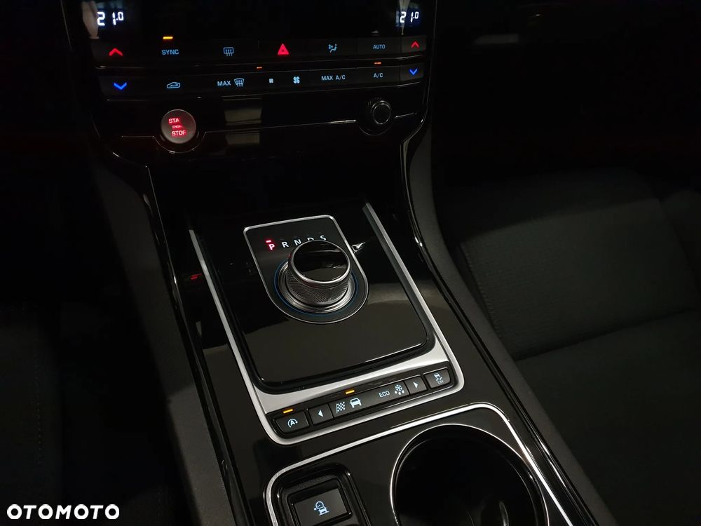 Jaguar XE 2.0 D Prestige - 30