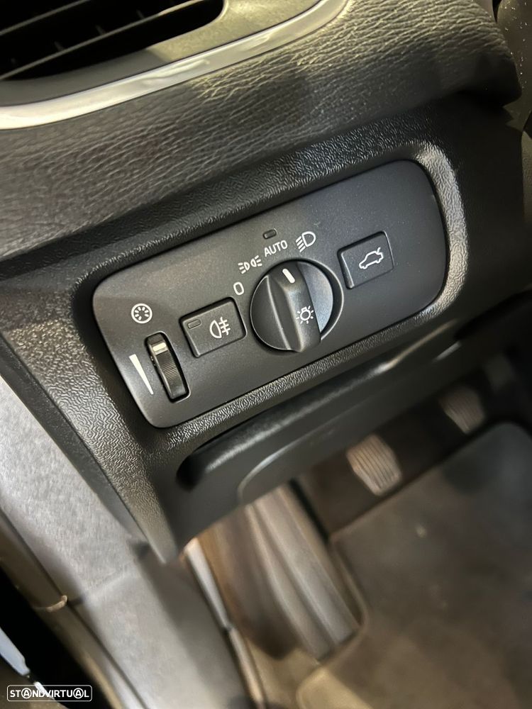 Volvo V40 Cross Country 2.0 D3 - 16