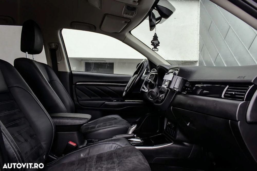 Mitsubishi Outlander 2.0 4WD Plug-In Hybrid Top - 11