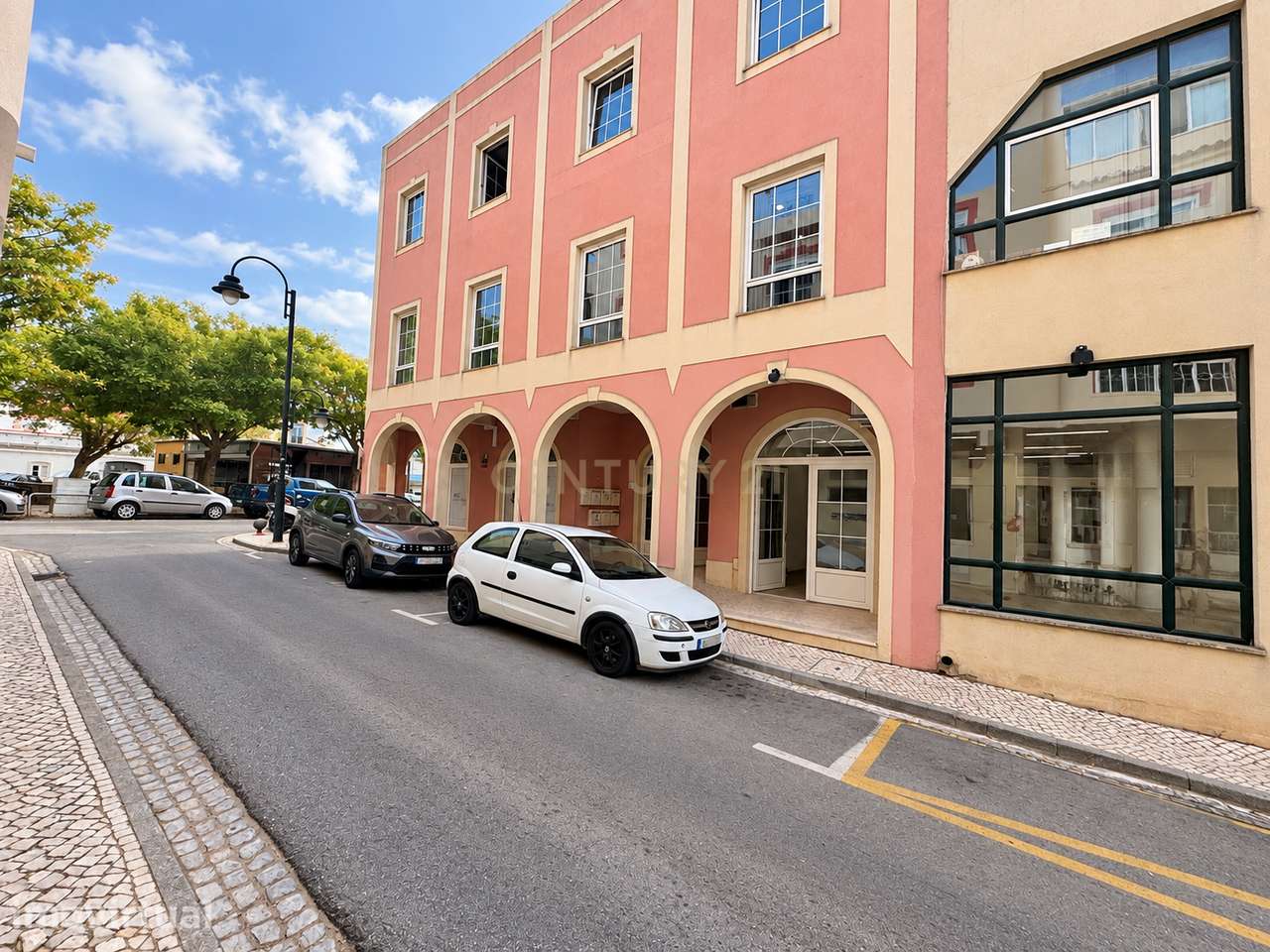 Espaço comercial com 140 m², alvo de uma renovação total, situado em L