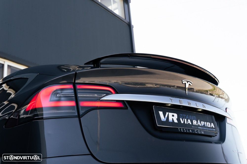 Tesla Model X - 38