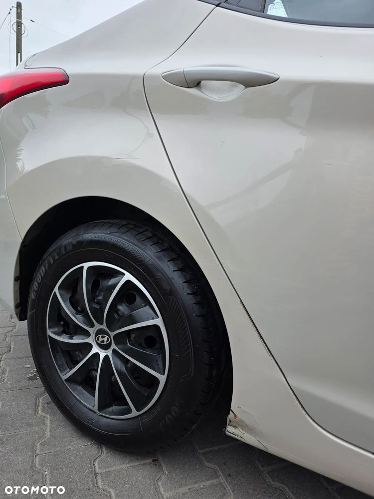 Hyundai Elantra - 4