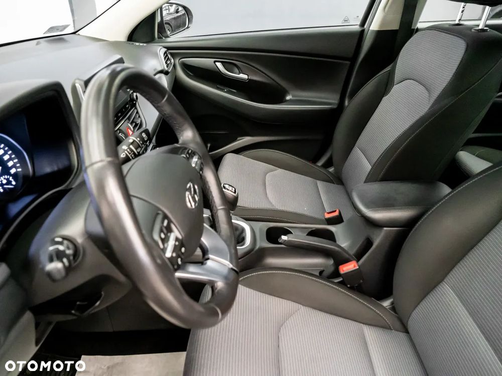 Hyundai i30 1.5 DPI Classic + - 21