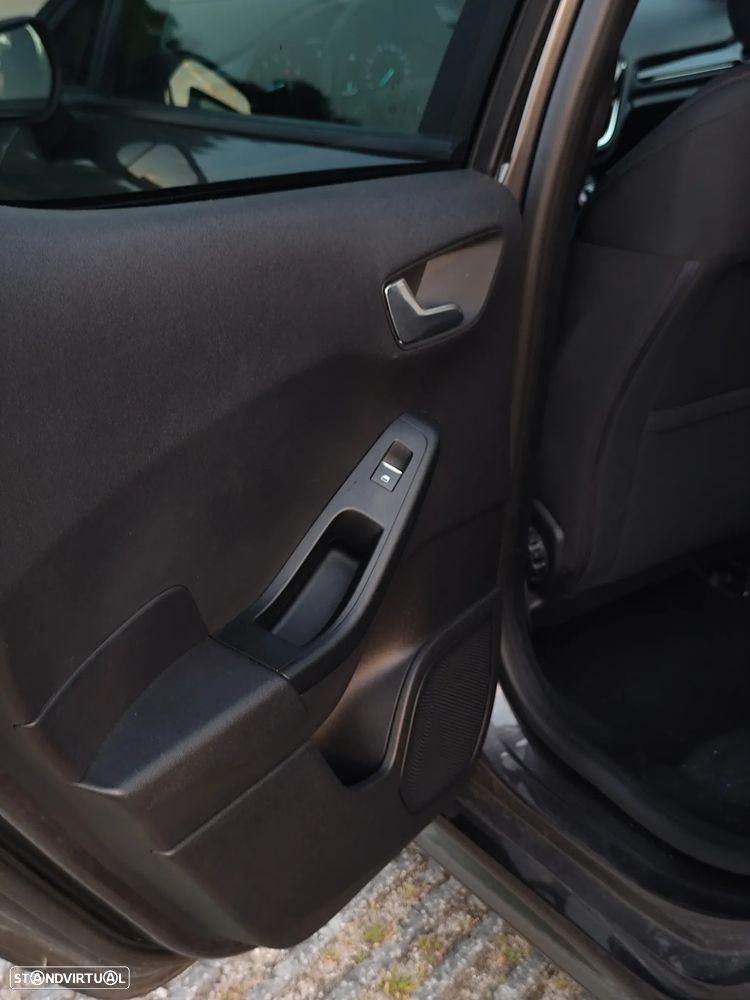 Ford Fiesta 1.0 EcoBoost MHEV ST-Line - 38