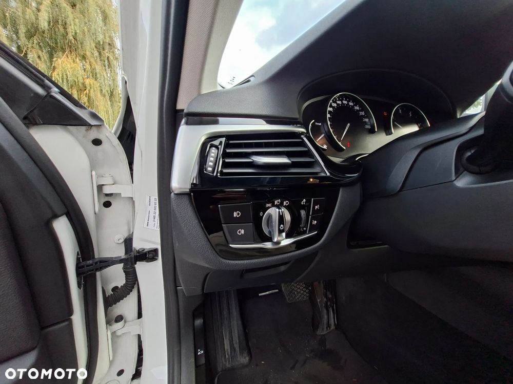 BMW Seria 5 520d Sport Line - 28